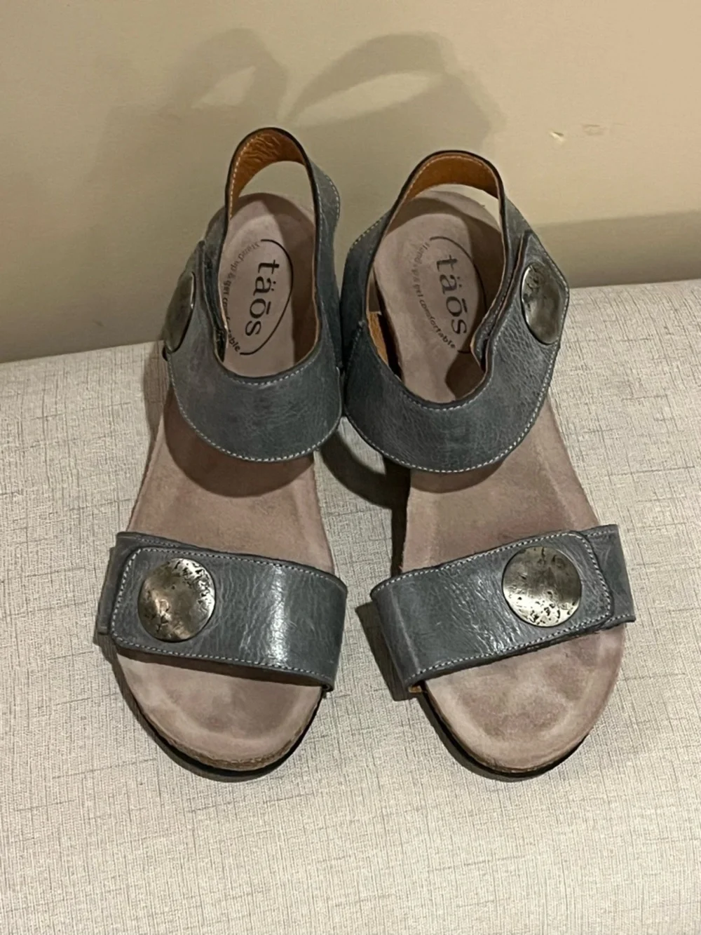 Taos Carousel Gray Leather Slingback Wedges Brushed Silver Medallions, sz 8-8.5